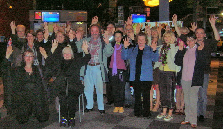Les mains en l'air Les spectateurs